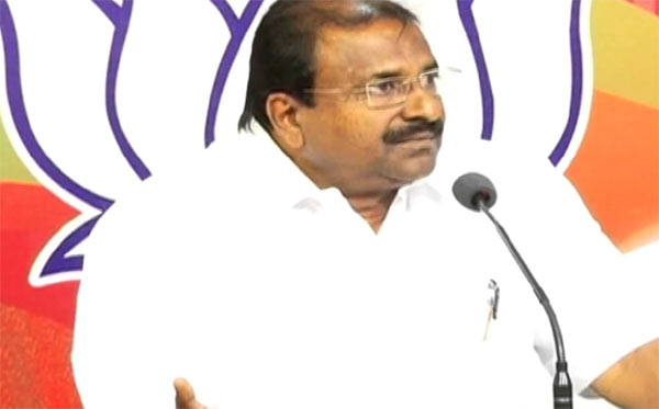 somu veerraju,bjp,venkayya naidu,somu veerraju  సోము వీర్రాజును తొక్కేస్తున్నారా!